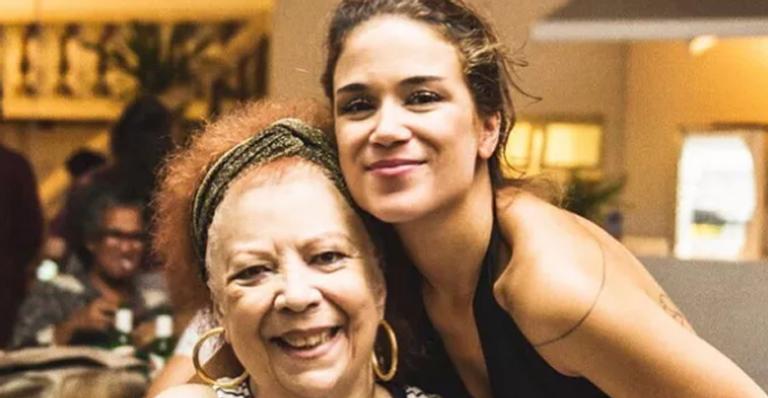Filha de Beth Carvalho homenageia sambista e emociona