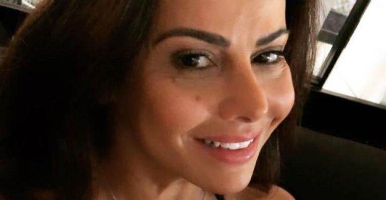 Viviane Araújo posa de biquíni e exibe cinturinha