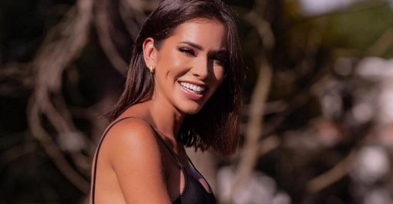 Adriana Sant’Anna, ex-BBB, divulga foto da adolescência e internautas comentam: ”Feinha”