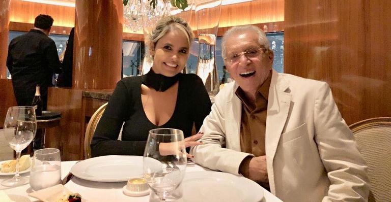 Ao lado da esposa, Carlos Alberto de Nóbrega comemora aniversário de 65 anos de carreira