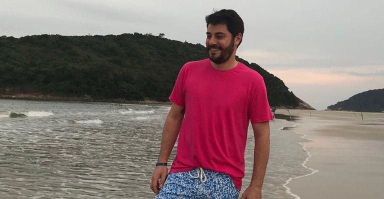 Evaristo Costa aparece de uniforme e deixa fãs curiosos