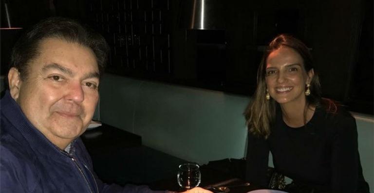 Esposa de Faustão, Luciana Cardoso posa na praia e recebe pedido inusitado: ”Ele vai ficar bravo”