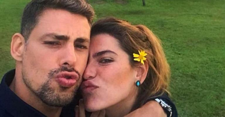 Mariana Goldfarb, mulher de Cauã Reymond, surpreende ao posar de biquíni em cenário inusitado