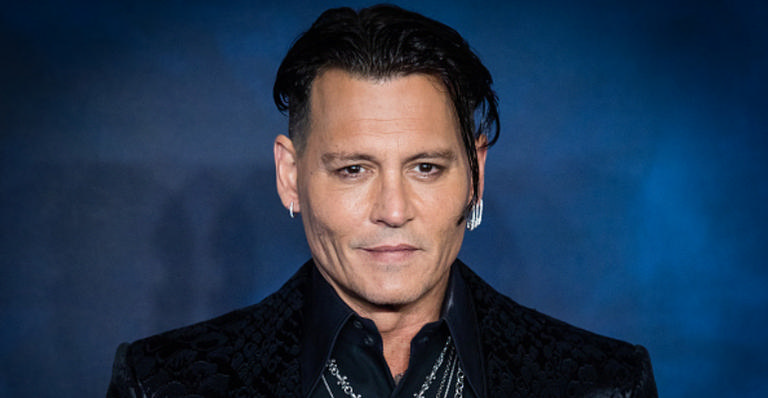 Johnny Depp surge como coronel em cartaz de filme