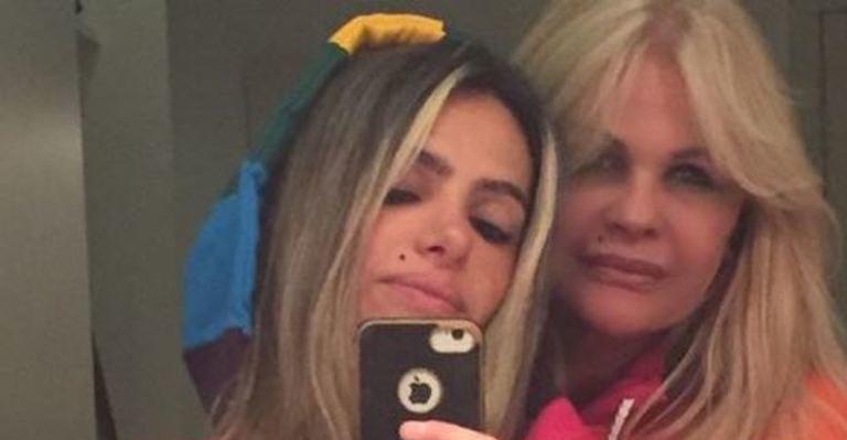 Monique Evans abre o jogo sobre namoro com outra mulher: ”Amor não escolhe sexo”