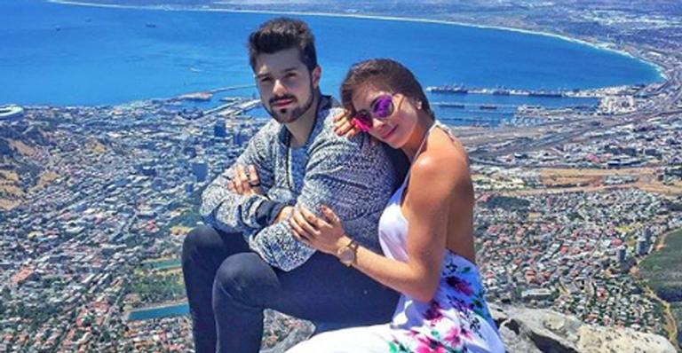Romana Novais, mulher de Alok, é criticada por vestido e rebate internauta