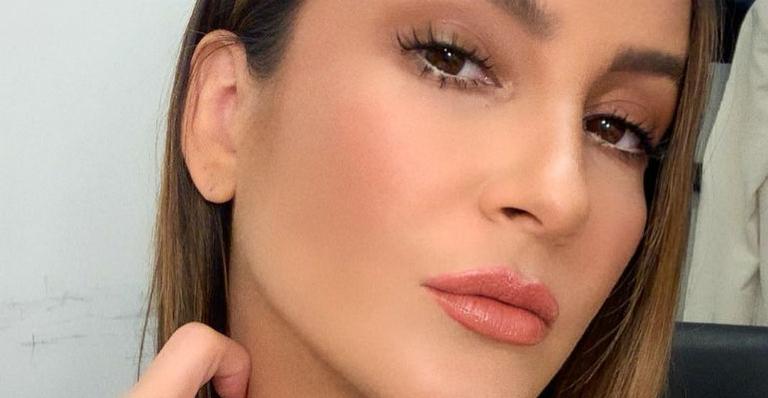 Claudia Leitte exibe barriguinha de grávida em foto, mas look rouba a cena