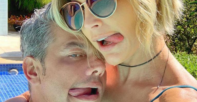 Flávia Alessandra se diverte na piscina com Otaviano Costa