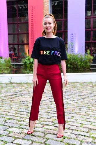 Marina Ruy Barbosa arrasa com look despojado em evento de SP