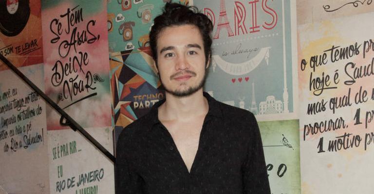 Depois de um ano longe da música, Tiago Iorc faz lançamento repentino de álbum
