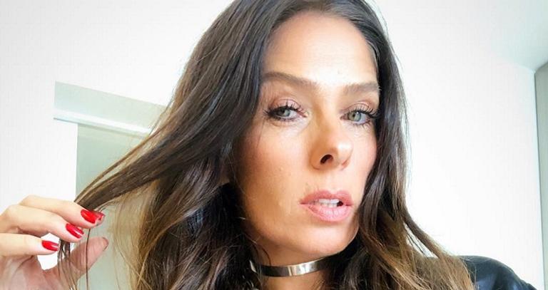 Adriane Galisteu ignora críticas sobre aparência e comemora um ano morena: ”Não me arrependo”