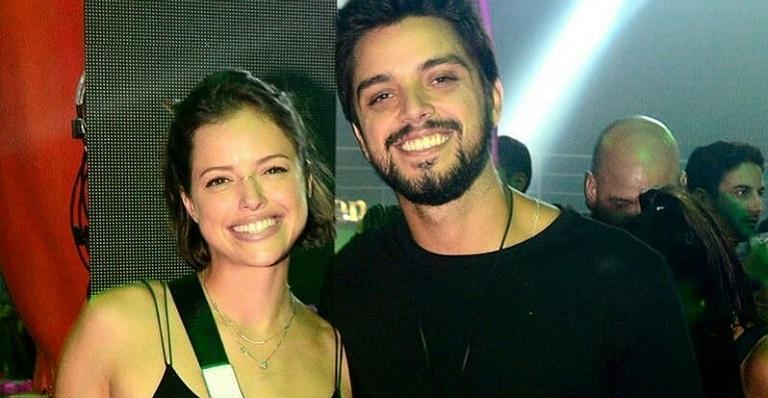 Clima esquenta entre Agatha Moreira e Rodrigo Simas em festa e casal é flagrado aos amassos
