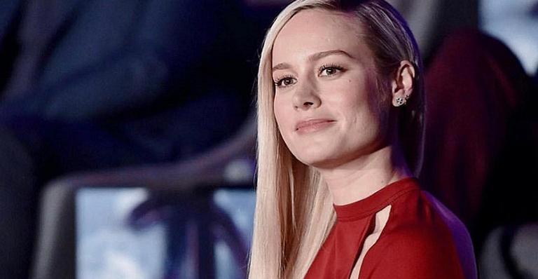 Estrela de ‘Capitã Marvel’ Brie Larson arrisca no cover de Ariana Grande e surpreende com o vozeirão