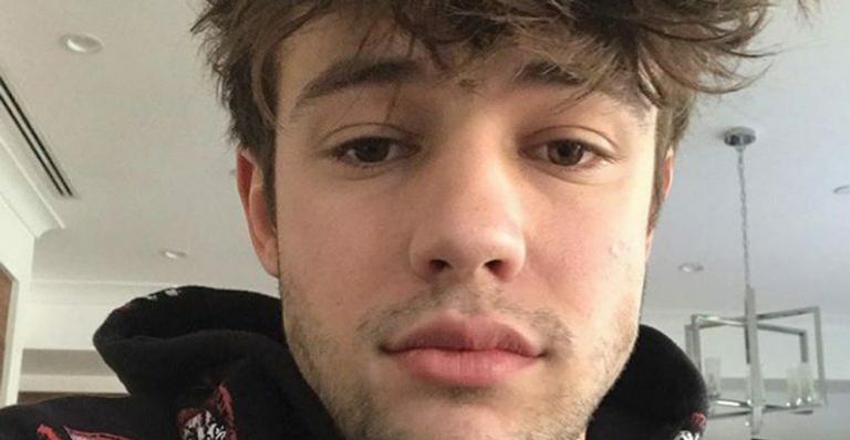 Cameron Dallas é acusado de homofobia após jogar água em maquiador durante festa