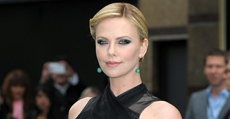 Charlize Theron reclama que aos 40 anos só a querem no cinema no papel de mãe