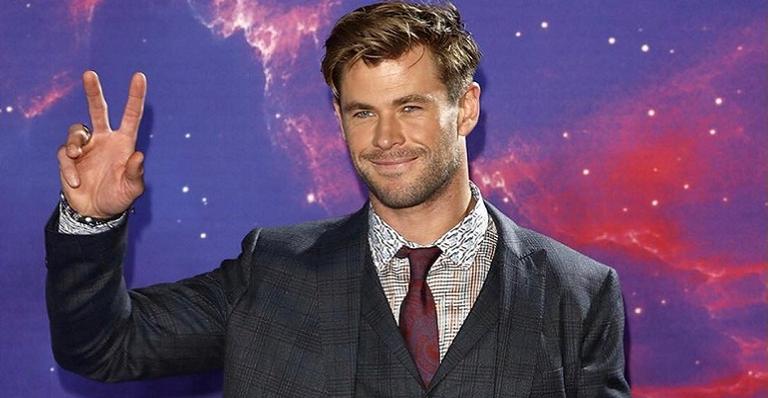 Super-herói da vida real, Chris Hemsworth ajuda em cozinha de escola preparando sushi