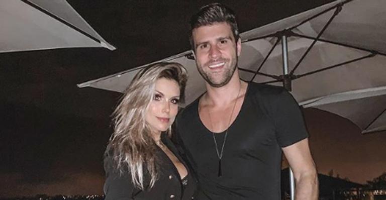De biquíni, Flávia Viana exibe corpo sarado em foto romântica com Marcelo Ié Ié