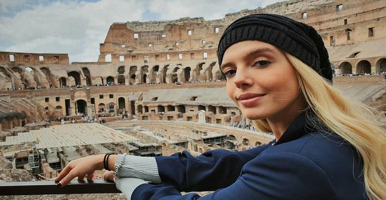Giovanna Lancellotti rouba a cena com decote vertiginoso em Portugal: ”Musa Magia”