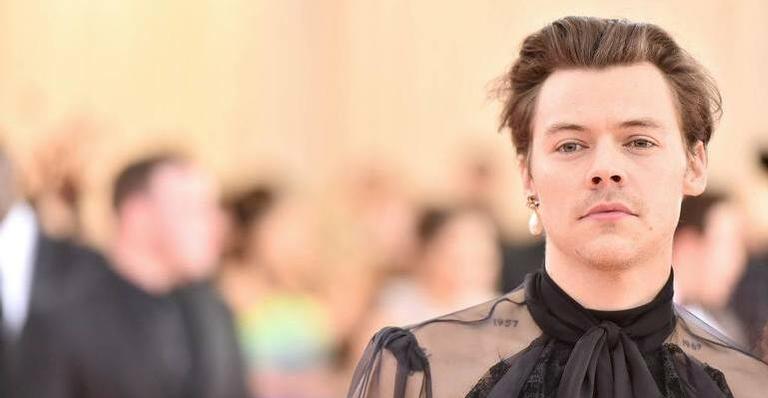 Harry Styles foge de masculinidade e usa look andrógino em MET Gala 2019