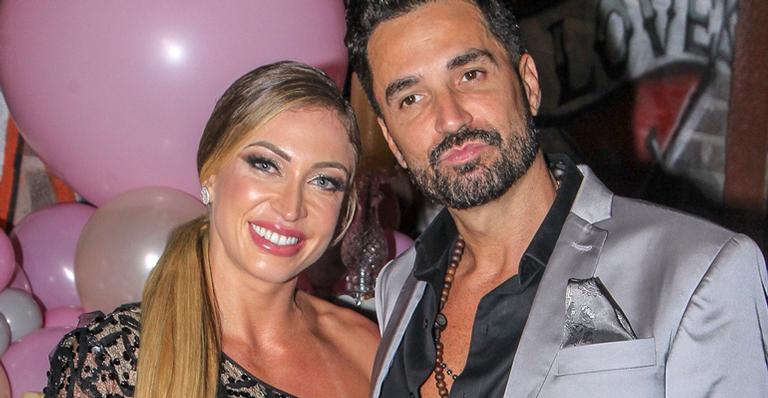 Noiva do cantor Latino investe em fenda poderosa e quase mostra demais