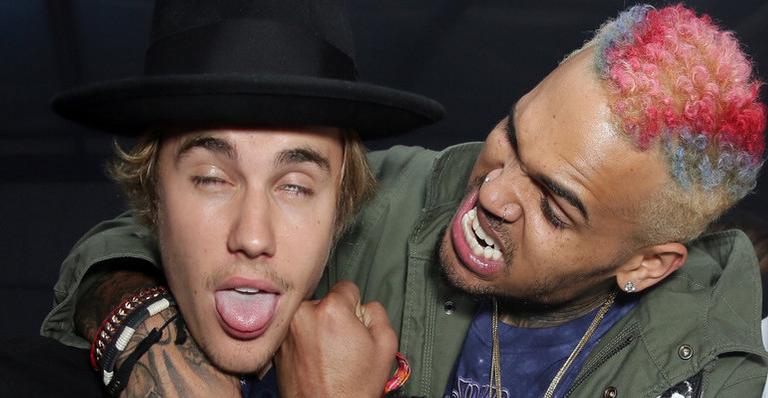Justin Bieber compara Chris Brown com Michael Jackson e fãs o criticam: “Ele é um agressor”