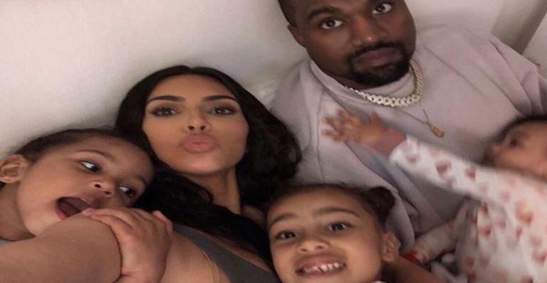 Kim Kardashian se manifesta sobre rumor do nascimento do seu quarto filho