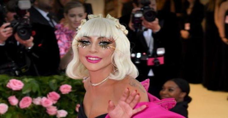 Lady Gaga usa quatro looks no tapete vermelho do MET Gala e surge até de lingerie