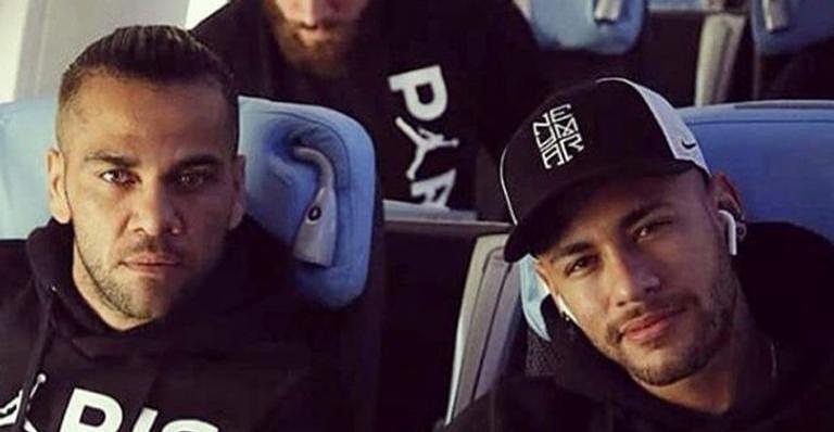 Após polêmicas, Neymar Jr. dança funk com Daniel Alves: ”Popozão no chão”