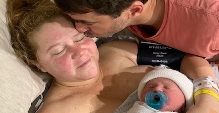 Amy Schumer dá à luz com horas de diferença de Meghan Markle e brinca: ‘Meu próprio bebê real’