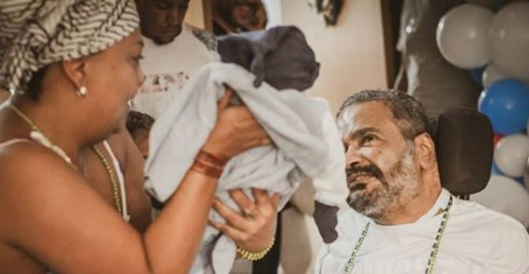Arlindo Cruz segura o neto recém-nascido no colo e emociona a web: ”O amor curando”