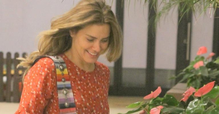 Despojada e sorridente, Carolina Dieckmann é vista fazendo compras em shopping no Rio