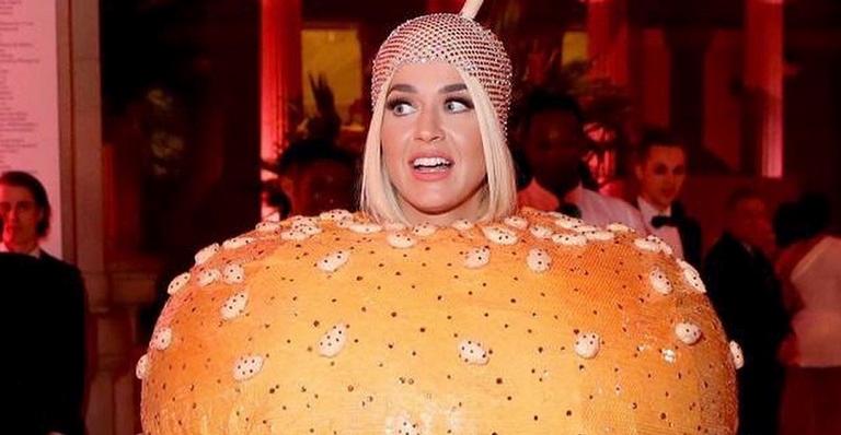 Diferentona, Katy Perry se veste de hambúrguer em cerimônia de luxo e causa na web