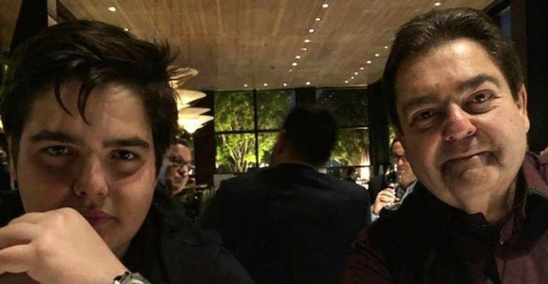 Filho de Faustão curte festa com amigos e internautas fazem piada com bordão do global