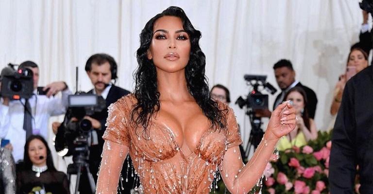 Impressionante! Kim Kardashian choca a web com vestido a vácuo e cintura ultrafina
