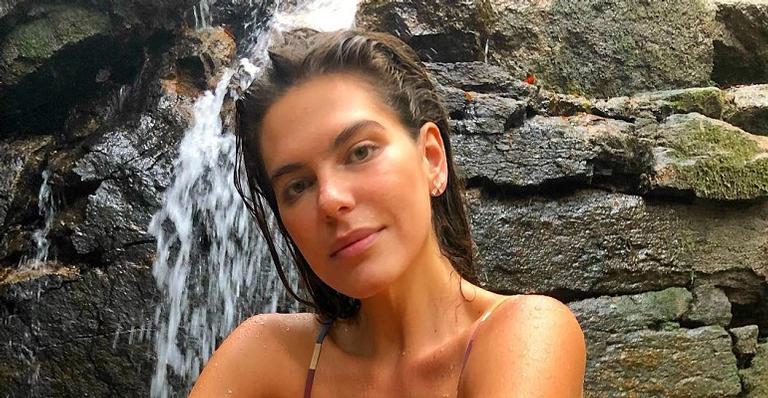 De biquíni branco, Mariana Goldfarb arranca suspiro dos fãs em banho de cachoeira