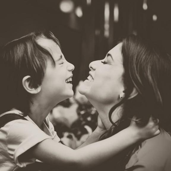 Alinne Moraes divide cliques raríssimos com o filho, Pedro