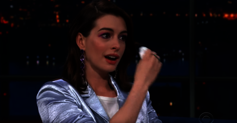 Anne Hathaway se emociona ao conhecer RuPaul no ‘The Late Show’ e apresentador tem a melhor reação