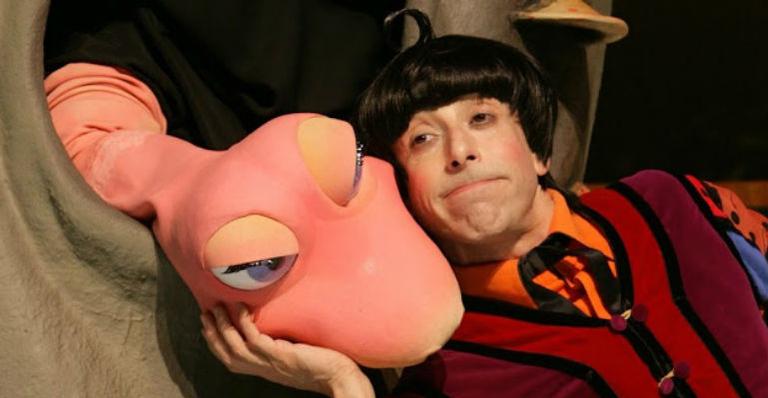 Lembra dele? Cassio Scapin, o Nino do Castelo-Rá-Tim-Bum, aparece em clique raro com look diferente