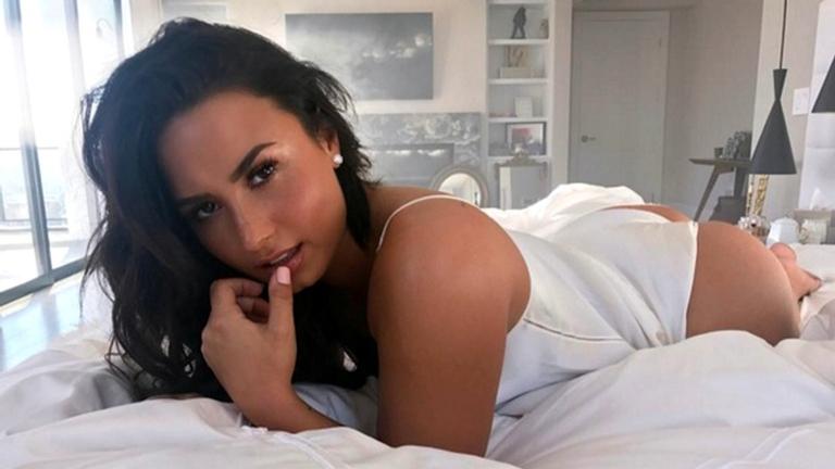 Confiante e saudável, Demi Lovato mostra boa forma em ensaio sensual de camiseta
