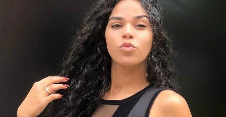 Ex-BBB Elana surge com look ousado e exibe curvas na web