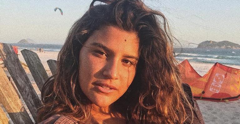 Giulia Costa ostenta bolsa grifada no valor de R$ 9 mil