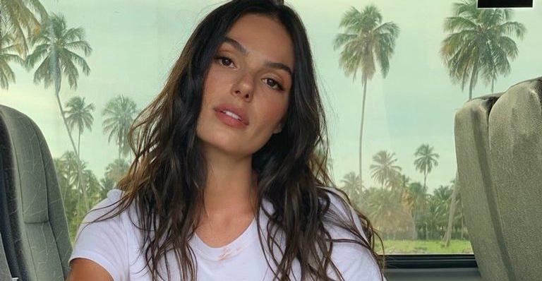 Em foto na praia, Isis Valverde é comparada a uma sereia
