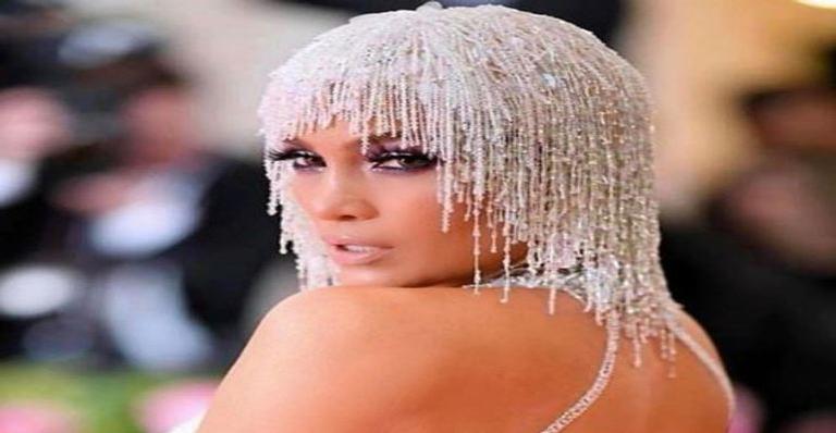 Jennifer Lopez se emociona ao lembrar do estilista Luigi Massi na prova do vestido para o MET Gala
