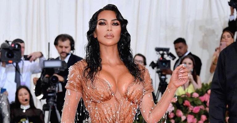 Em vídeo, Kim Kardashian revela segredo de cintura fina: ”Eu não conseguia sentar”