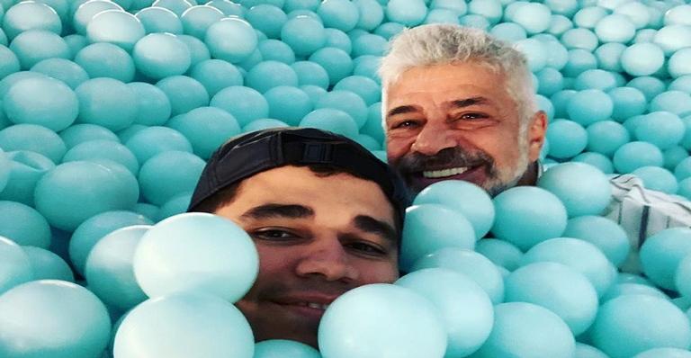 Lulu Santos volta à infância com o marido durante exposição de artes em Nova York