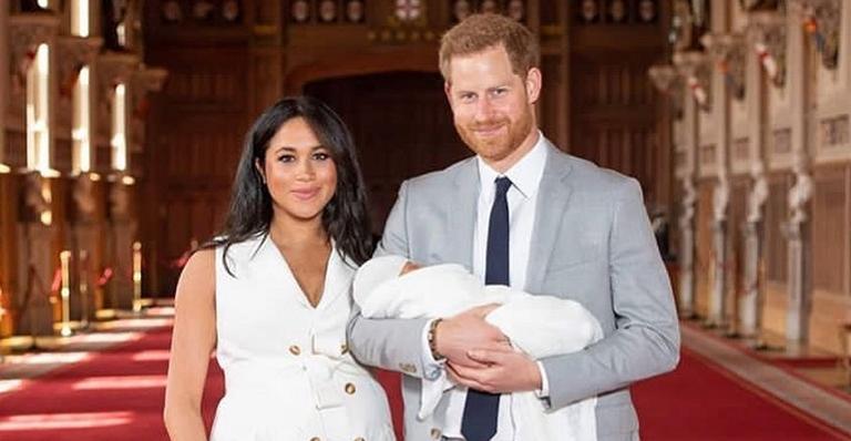 Meghan Markle e príncipe Harry fazem primeira aparição com bebê real no colo