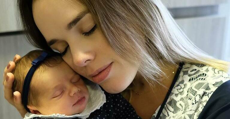 Com a filha no colo, Thaeme Mariôto surge de pijama e mostra olheiras de noite mal dormida