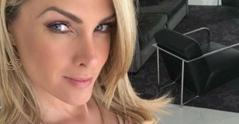 Ana Hickmann exibe bumbum em forma em hotel de luxo no Ceará