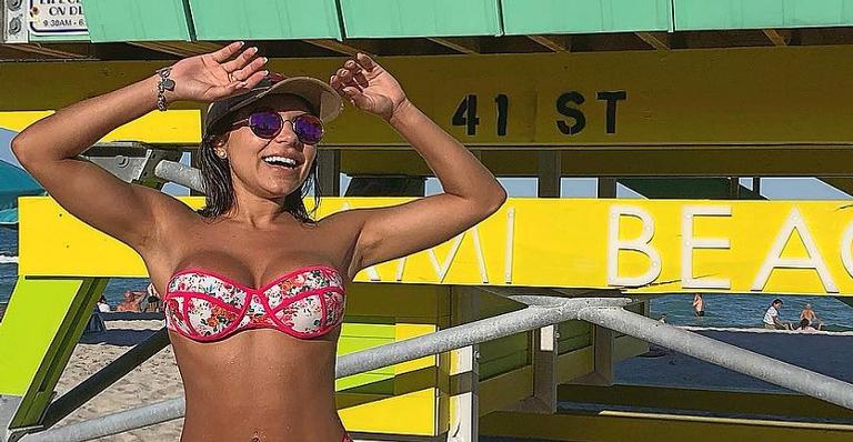 Andressa Ferreira chama atenção com vídeo na praia e fãs comentam: ”Chama a polícia”
