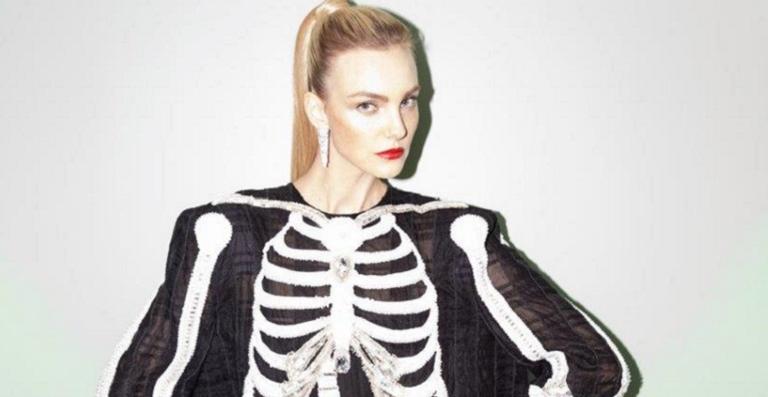 Vestido de Carol Trentini avaliado em R$ 90 mil entra para o acervo de museu de Nova York